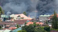Kepulan asap terlihat menyusul serangan udara oleh Angkatan Udara Filipina ke kawasan yang telah di kuasai militan Maute di kota Marawi , Filipina selatan Sabtu, (27/5). (AP Photo / Bullit Marquez)