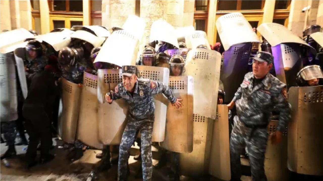 Polisi blokir pintu masuk gedung pemerintah selama protes terhadap PM Nikol Pashinyan di Yerevan, Armenia, pada Rabu, 20 September 2023, menuntut pihak berwenang membela orang-orang Armenia di Nagorno-Karabakh. (Vahram Baghdasaryan/Photolure via AP)