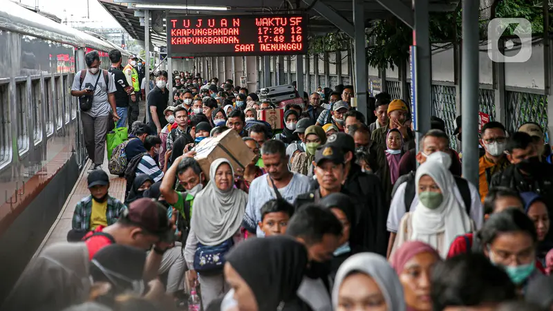 Arus Balik Lebaran Idul Fitri, Stasiun Pasar Senen Ramai Kedatangan Pemudik