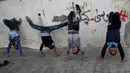 Anak laki-laki Palestina melakukan pemanasan saat mengikuti pelatihan tari di kamp pengungsi Al-Nusairat, Jalur Gaza tengah (5/11/2019). Pada 2012, Ahmed dan teman-temannya mendirikan sekolah tari di kamp pengungsi Nuseirat. (AP Photo/Hatem Moussa)