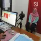 Petugas melakukan proses perekaman data pembuatan e-KTP di Kantor kelurahan Cinere, Depok, Kamis (27/12). Hari ini Disdukcapil daerah melaksanakan pelayanan jemput bola perekaman E-KTP serentak khusus pemula secara nasional. (Merdeka.com/Arie Basuki)