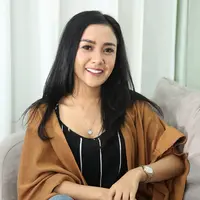 Ditemui di kawasan Mangga Dua, Cita Citata membantah soal rumor yang menyebut dirinya sedang dekat dengan Shakti. Cita mengatakan hubungan keduanya hanya sebatas rekan kerja saja. (Bambang E.Ros/Bintang.com)