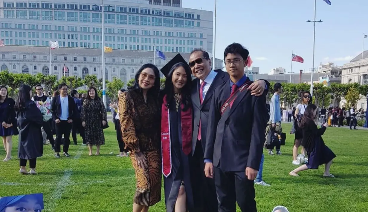 Putri Tanjung (Instagram/putri_tanjung)