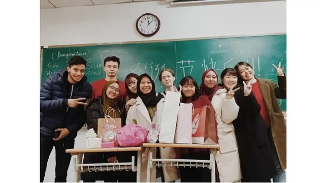 Begini potret kompak Ayu bersama dengan teman-temannya dari berbagai daerah yang juga tengah belajar di China.