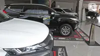 Sejumlah unit mobil baru berada di salah satu showroom penjualan Mitsubishi kawasan Mampang, Jakarta, Senin (19/10/2020). Hal tersebut memang diharapkan mampu menstimulus pasar roda empat di Tanah Air, yang terdampak karena pandemi virus Corona Covid-19. (Liputan6.com/Herman Zakharia)