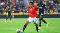 Penyerang Mesir Omar Marmoush (kiri) mengontrol bola di depan gelandang Nigeria Wilfred Ndidi (kanan) selama pertandingan Grup D Piala Afrika (CAN) 2021 di Stade Roumde Adjia di Garoua (12/1/2022). Nigeria menang tipis atas Mesir tipis 1-0. (AFP/Daniel Beloumou Olomo)