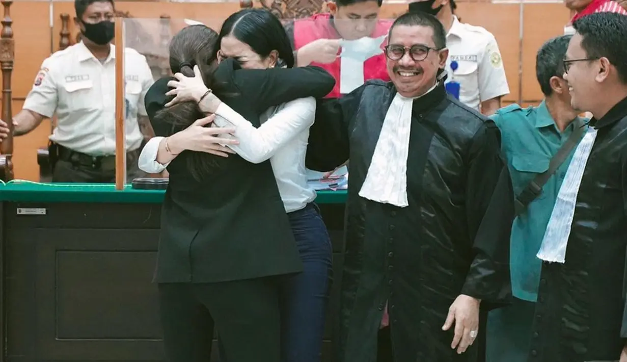 Begitu divonis bebas, suasana ruang sidang langsung berubah menjadi haru. Keputusan dari majelis hakim tersebut membuat Nikita Mirzani sujud syukur sambil menangis. Air matanya tak terbendung karena rasa bahagia yang luar biasa. Artis keturunan Minangkabau itu menangis dipelukan sang sahabat, Fitri Salhuteru. (Liputan6.com/IG/@nikitamirzanimawardi_172)