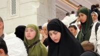 6 Potret Celine Evangelista Umrah bareng 4 Anak, Penampilan Kedua Putrinya Curi Perhatian