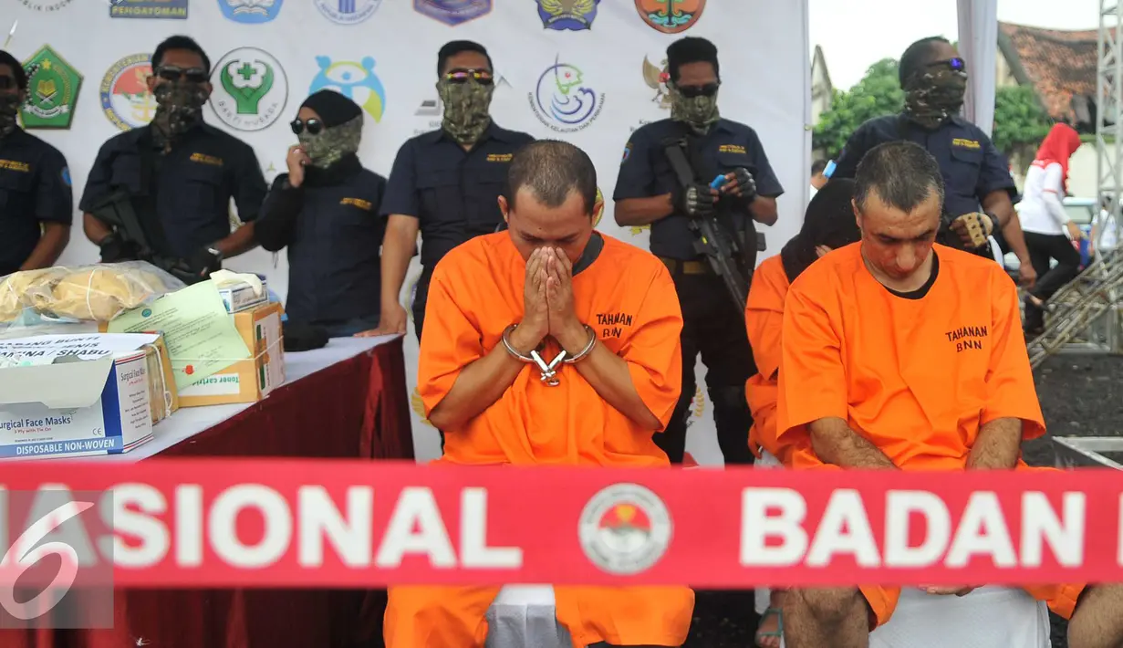 Tersangka dihadirkan saat pemusnahan barang bukti narkotik jenis shabu sebanyak 120 kilogram di lapangan parkir Kota Tua, Jakarta, Jumat (26/2). Barang bukti narkoba didapat BNN dari hasil tangkapan sejak awal Januari 2016. (Liputan6.com/Gempur M Surya)