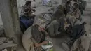 Para pecandu narkoba duduk di pinggir jalan saat mereka mengonsumsi narkoba di Kabul,  Afghanistan, 21 September 2021. Afghanistan dikenal sebagai penghasil opium nomor satu di dunia. (BULENT KILIC/AFP)