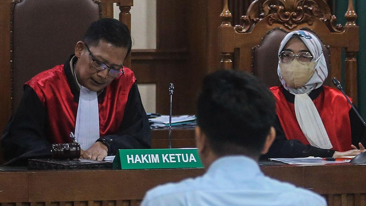 25 Korban tersebut merupakan orang tua dari anak-anak yang mengalami GGAPA akibat mengkonsumsi obat-obatan yang mengandung zat berbahaya Etilen Glikol (EG) dan Dietilen Glikol (DEG) yang melebihi ambang batas.