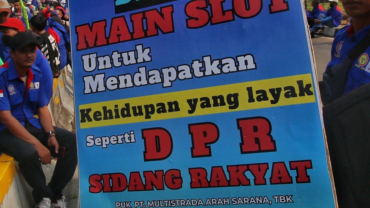 Seperti poster ini salah satunya yang mereka bawa selama unjuk rasa. Poster itu berisi tuntutan mereka kepada DPR.
