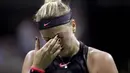 Petenis Ceko, Petra Kvitova, tampak kecewa usai dikalahkan petenis Amerika Serikat, Venus Williams, pada turnamen AS Terbuka di New York, Rabu (6/9/2017). Venus Williams menang 6-3, 3-6, 7-6 (7-2) atas Petra Kvitova. (AP/Julio Cortez)