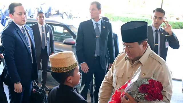 Presiden Prabowo Subianto disambut sejumlah pejabat negara dan jajaran KBRI Brasilia saat tiba di hotel tempatnya menginap di Rio de Janeiro, Brasil, Sabtu 5 Juli 2025.