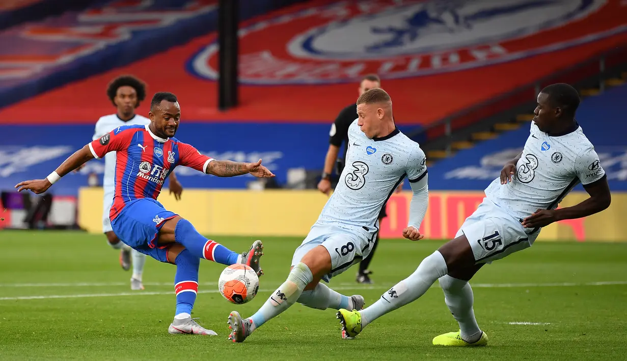 Pemain Chelsea, Ross Barkley (tengah) dan Kurt Zouma memblokir tembakan dari striker Crystal Palace, Jordan Ayew dalam lanjutan Liga Inggris di Selhurst Park, Rabu (8/7/2020) dini hari WIB. Lewat pertarungan ketat, Chelsea berhasil menaklukkan Crystal Palace 3-2. (Justin Setterfield / POOL / AFP)