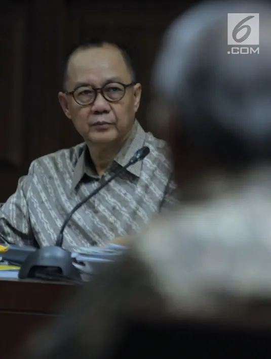 Terdakwa penerbitan SKL terhadap obligor BLBI, Syafruddin Arsyad Temenggung bersiap mendengar keterangan saksi pada sidang lanjutan di Pengadilan Tipikor, Jakarta, Kamis (21/6). Sidang mendengar keterangan saksi. (Liputan6.com/Helmi Fithriansyah)