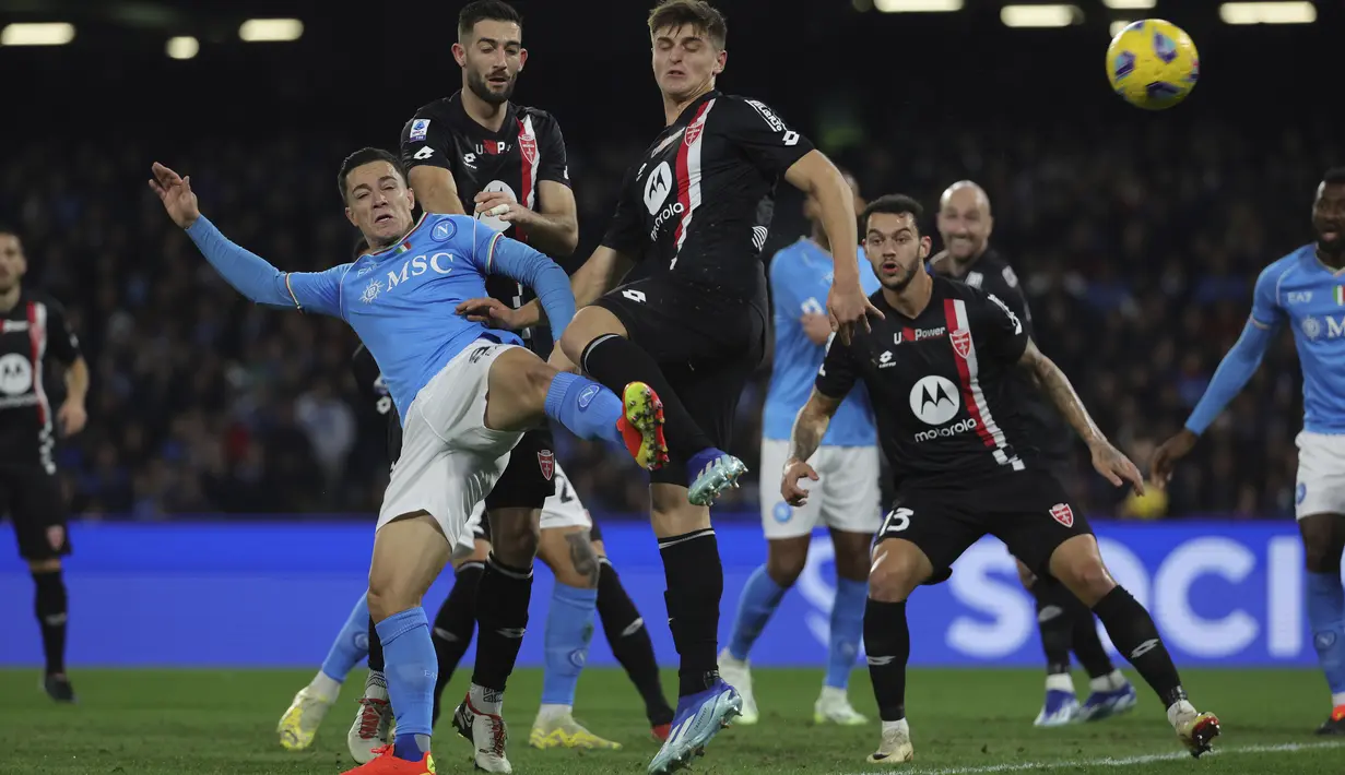 Pertandingan ini dinodai dengan 5 kartu kuning dan 1 kartu merah untuk Napoli, serta 4 untuk tim tamu Monza. (Alessandro Garofolo/LaPresse via AP)