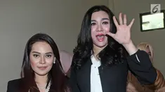 Penyanyi Vicky Shu melambaikan tangan ke arah kamera saat menghadiri persidangan kasus penipuan First Travel di Pengadilan Negeri Depok, Rabu (14/3). Vicky Shu dihadirkan sebagai saksi dari jaksa penuntut umum (JPU). (Liputan6.com/Herman Zakharia)