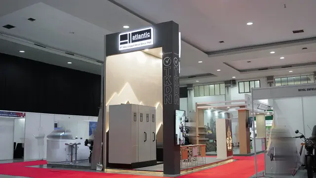 Ragam furniture berbahan besi label ‘Atlantic’, seperi lemari arsip, filing cabinet, locker, meja kursi siswa dan mobile file, tampil elegan sesuai dengan kebutuhan perkantoran. (Liputan6.com/Jayadi Supriadin)