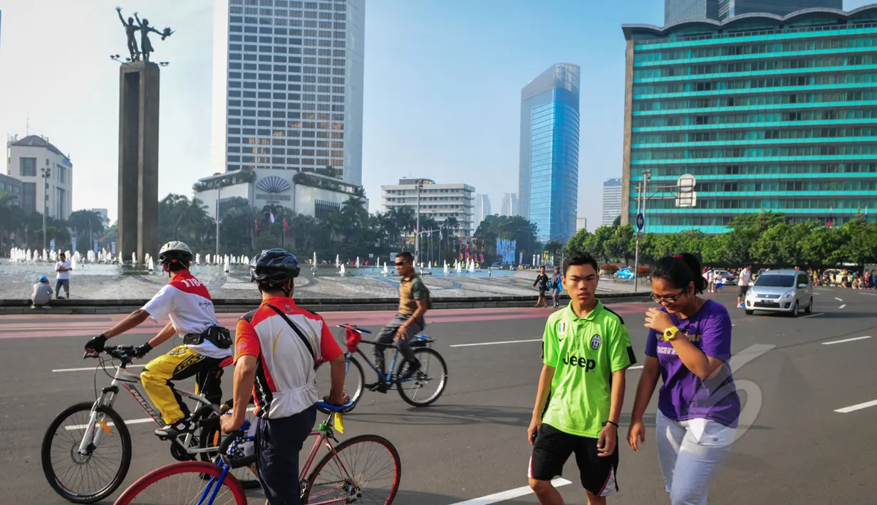 Warga berolahraga di sekitar kawasan Bundaran HI, Jakarta, Minggu (19/4/2015). Beberapa warga mengaku tidak tahu jika car free day ditiadakan selama pelaksanaan Konferensi Asia Afrika (KAA). (Liputan6.com/Faizal Fanani)