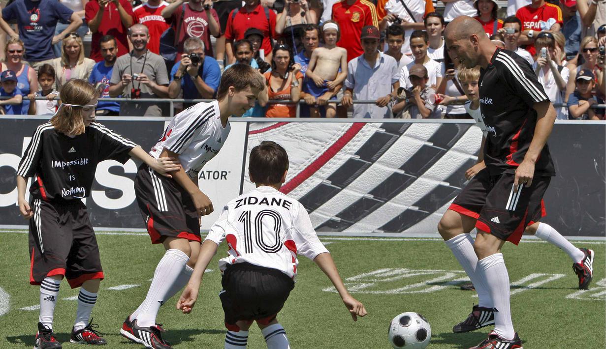  Zinedine Zidane bermain bola bersama anak-anak di 'fanzone' Hofburg, Vienna, Austria (22/06/2008).  (EPA/Hebert Neubauer)