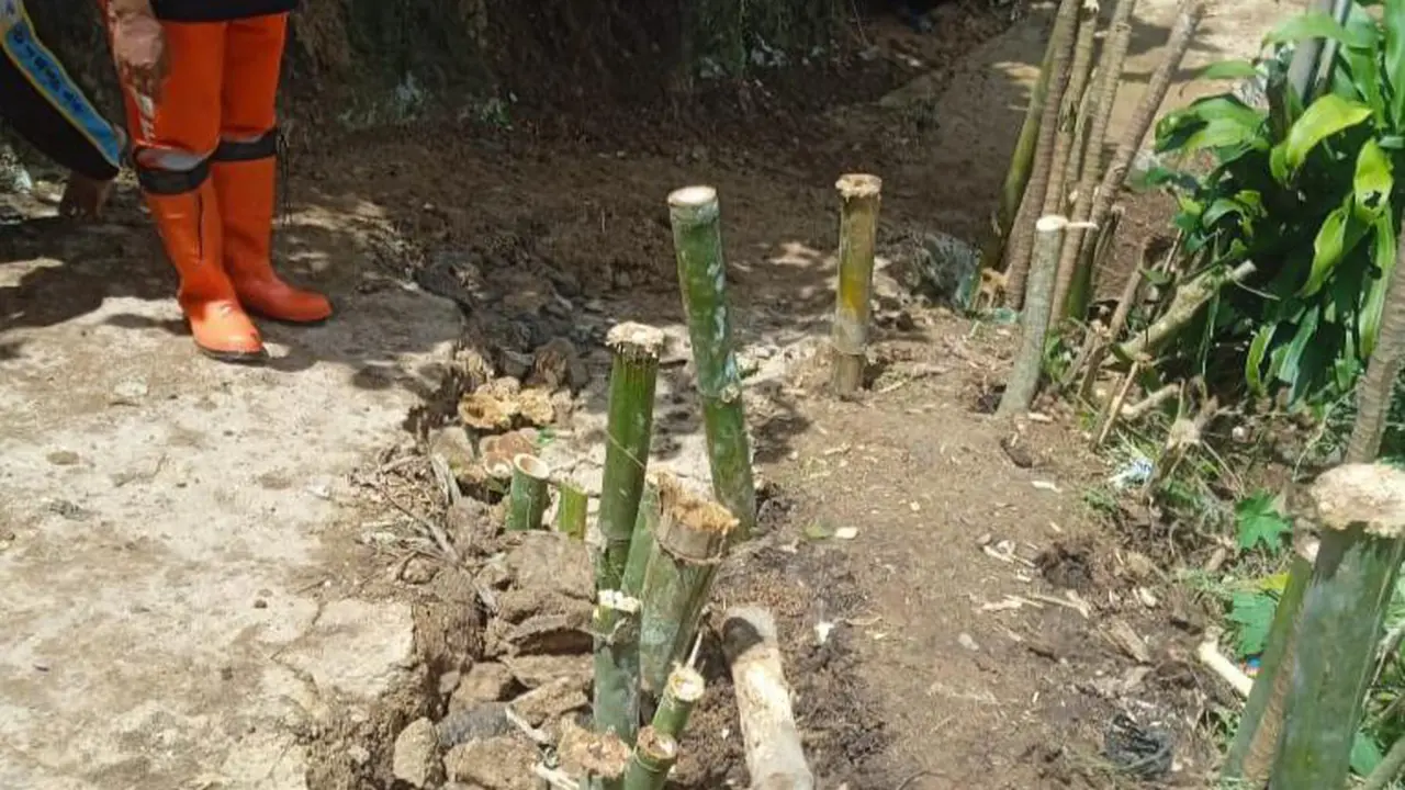 Pergeseran tanah di Kampung Cicadas, Desa Neglasari, Kecamatan Cibadak, Kabupaten Sukabumi, Jawa Barat pada Kamis malam 20 November 2025.