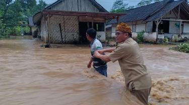 Banjir di Desa Kandangan, Kecamatan Pesanggaran Banyuwangi merendam ratusan rumah warga (Istimewa)