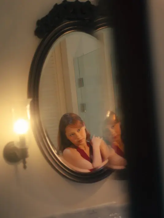 Istri Faishal Tanjung itu pamerkan potongan rambut barunya yang lebih pendek dan berponi. Bikin terlihat awet muda dan fresh [@cakecaine]