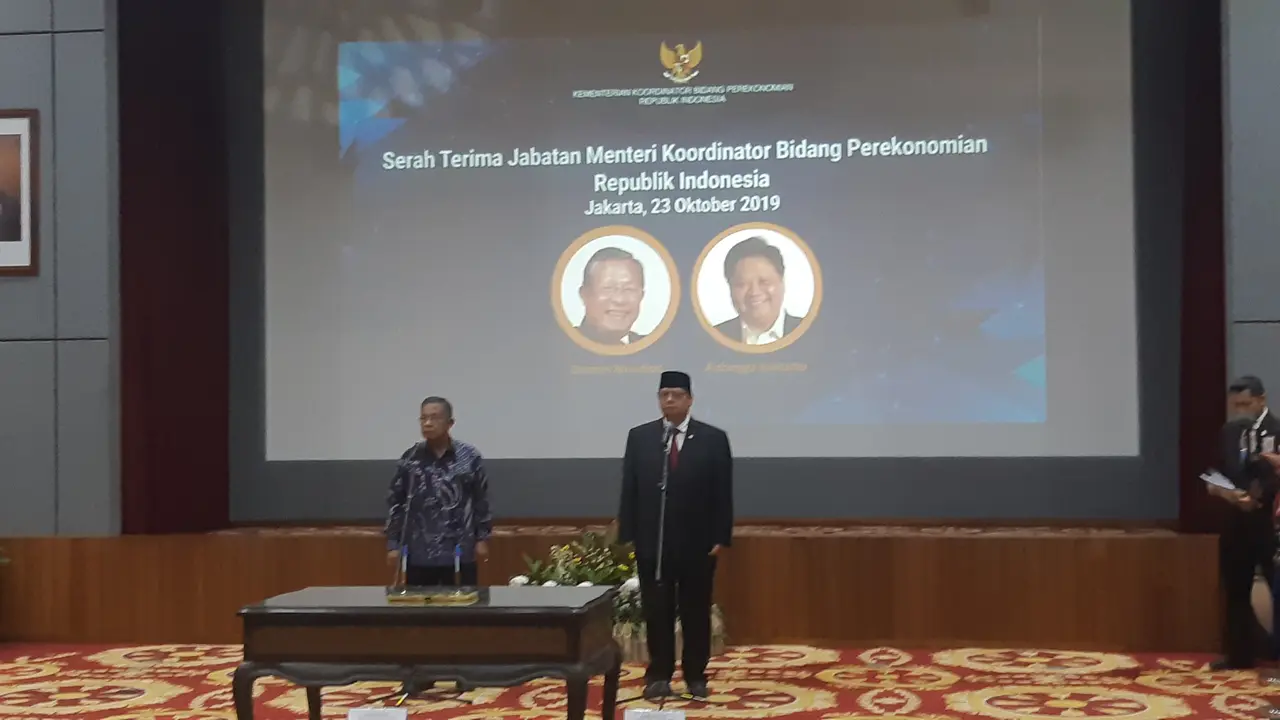Kementerian Koordinator Bidang Perekonomian menyelenggarakan serah terima jabatan Menteri Perekonomian dari Darmin Nasution kepada Airlangga Hartarto. Merdeka.com/Dwi Aditya P