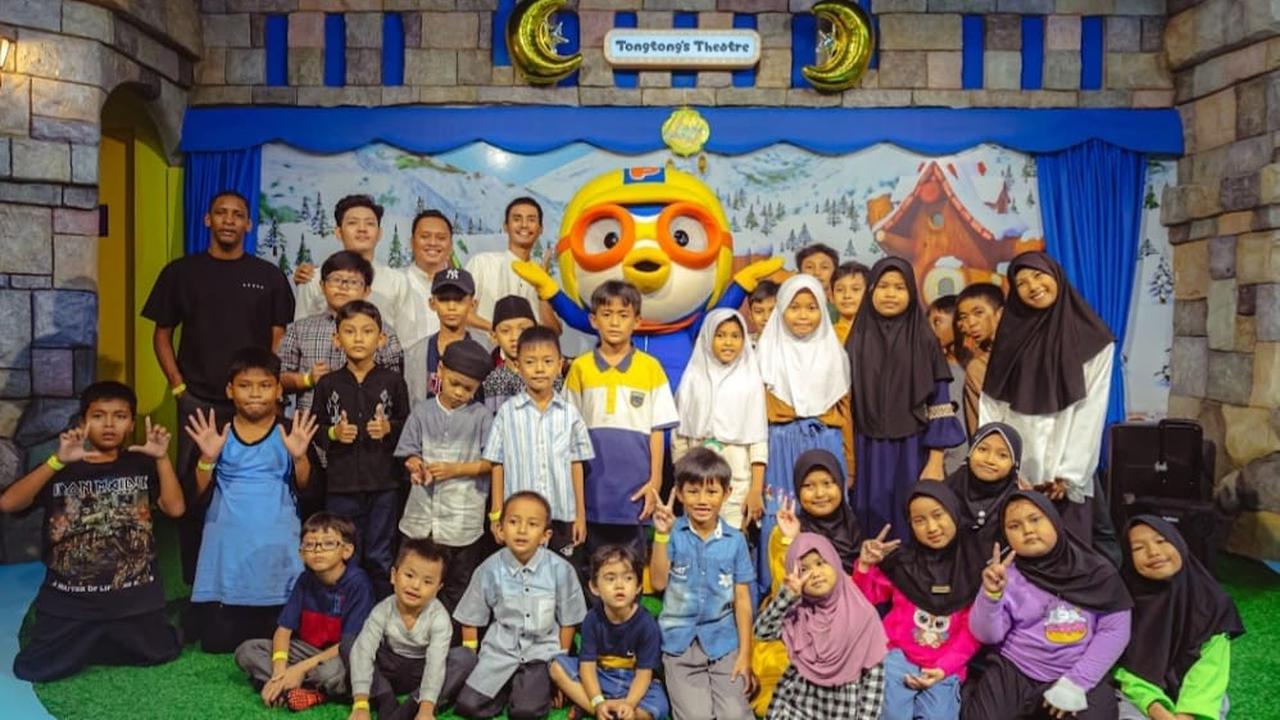 Onix Fragrance melakukan aksi sosialnya dengan berbagi bersama puluhan anak yatim dari Yayasan Alpha Indonesia atau Rumah Asuh Yatim Fadhilah Ihsan