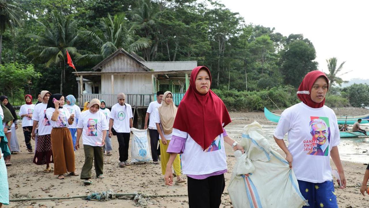 Relawan Santri Pendukung Ganjar membersikan Pantai Tenggamus Lampung. (Istimewa)