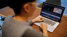 Pria asal Korea Selatan, Yoon Chang-hyun membuat konten video untuk channel YouTube-nya di Seongnam pada 12 Februari 2019. Yoon memilih keluar dari pekerjaannya di Samsung karena tidak ingin terus bekerja keras sebagai seorang karyawan dengan beban lembur yang melelahkan. (REUTERS/Kim Hong-Ji)