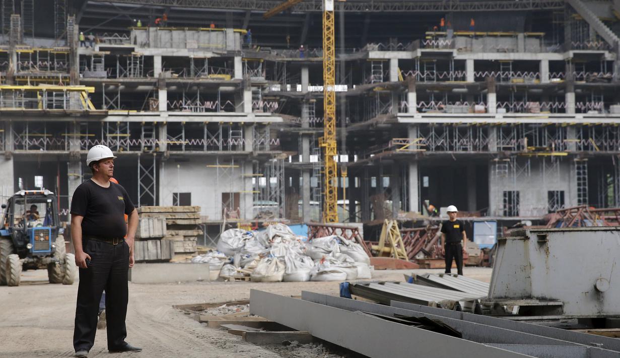 Petugas keamanan berdiri di dalam stadion Luzhniki,  Moskow, Rusia, (9 /7/2015). Stadion ini direncanakan akan digunakan untuk laga final Piala Dunia 2018. (REUTERS/Maxim Shemetov)
