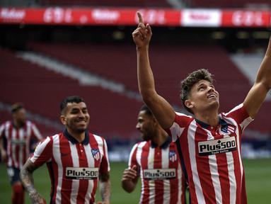 Gelandang Atletico Madrid, Marcos Llorente (kanan) melakukan selebrasi usai mencetak gol kelima timnya ke gawang Eibar dalam laga lanjutan Liga Spanyol 2020/2021 pekan ke-31 di Wanda Metropolitano Stadium, Madrid, Minggu (18/4/2021). Atletico menang 5-0 atas Eibar. (AFP/Oscar del Pozo)