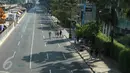 Sejumlah warga tampak berolahraga di kawasan Car Free Day di Bundaran HI, Jakarta, Minggu (21/6). Pada Bulan Puasa ini suasana di CFD sepi pengunjung dikarenakan sebagian umat muslim menjalankan ibadah puasa. (Liputan6.com/Herman Zakharia)