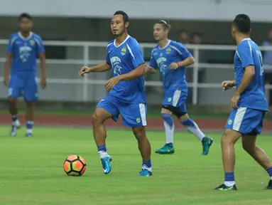 Pemain tengah Persib, Atep (kedua kiri) mengikuti latihan jelang laga perebutan tempat ketiga Piala Presiden 2017 di Stadion Pakansari, Kab Bogor, Jumat (10/3). Persib akan melawan Semen Padang, Sabtu (11/3). (Liputan6.com/Helmi Fithriansyah)