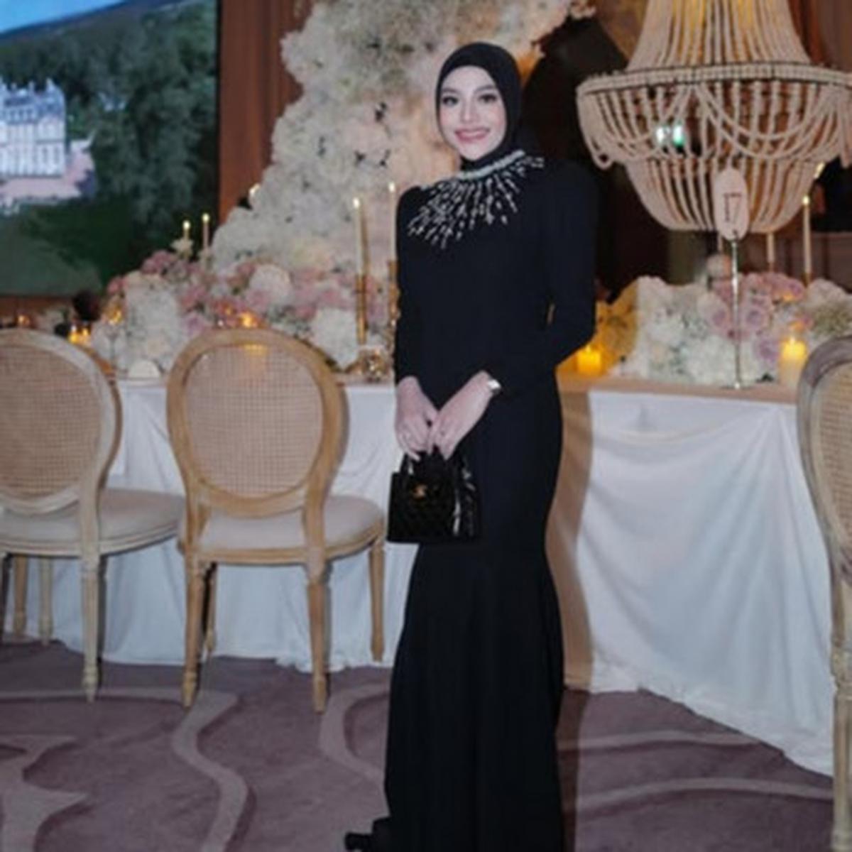 Potret Aurel Hermansyah Tampil Stunning Dalam Balutan Dress Hitam di Dinner Party Al Ghazali & Alyssa Daguise
