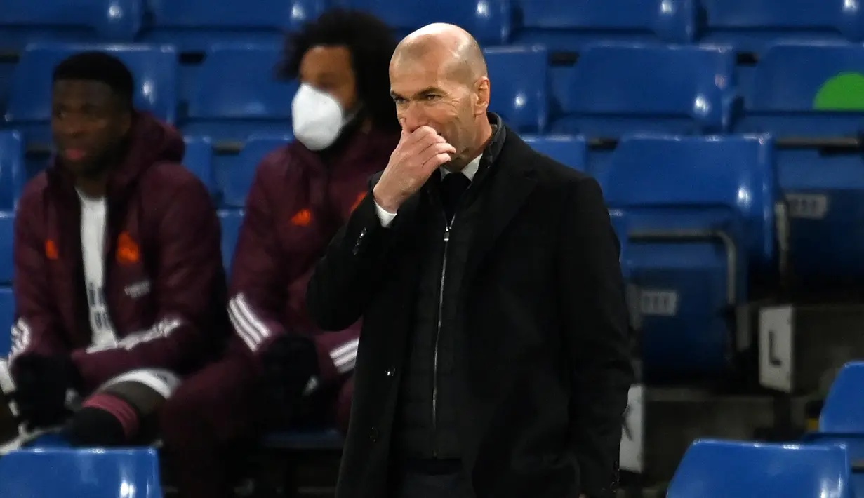 Zinedine Zidane. Manajer tim Real madrid, Zinedine Zidane tidak pernah menang saat menghadapi Thomas Tuchel dengan 3 tim berbeda, Borussia Dortmund, PSG dan Chelsea dengan rincian 4 kali imbang dan 2 kali kalah. (AFP/Glyn Kirk)