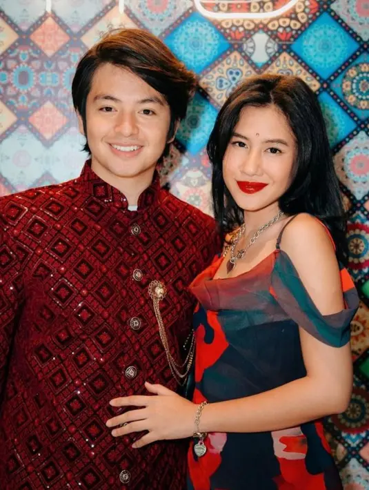 Shenina Cinnamon juga tak kalah memesona dengan makeup yang berfokus pada bibir merah merona. Ia juga menambahkan bindi atau bintik di dahi khas orang India. [@snap.nuel]