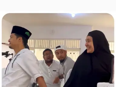 Duduk berjauhan tak membuat Dini Aminarti, dan Dimas Seto, tak bisa bermesraan. Saling membelakangi keduanya tetap saling berpegangan tangan. (Foto: Instagram/@dimasseto_1)