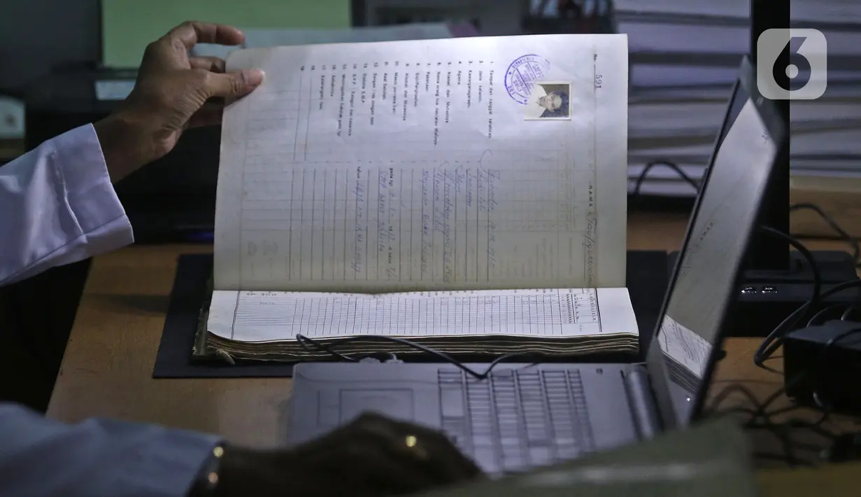 Petugas Dinas Perpustakaan dan Kearsipan (Dispusip) Provinsi DKI Jakarta mendigitalisasikan arsip sekolah di SMAN 77, Cempaka Putih, Jakarta Pusat, Rabu (24/11/2021).