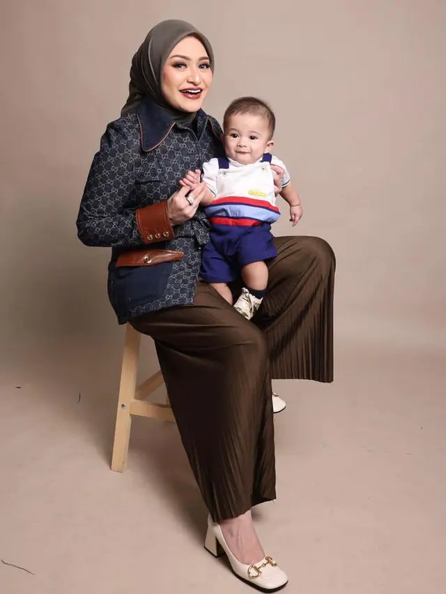 6 Gaya Pemotretan Nathalie Holscher Bareng Baby Adzam, Kompak Pakai Busana Mewah