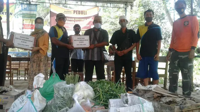 Kesibukan di dapur umum Pondok Pesantren di Cigaru, Cibeunying, Cilacap, Jawa Tengah. (Foto: LIputan6.com/Dok. Imam Hamidi)