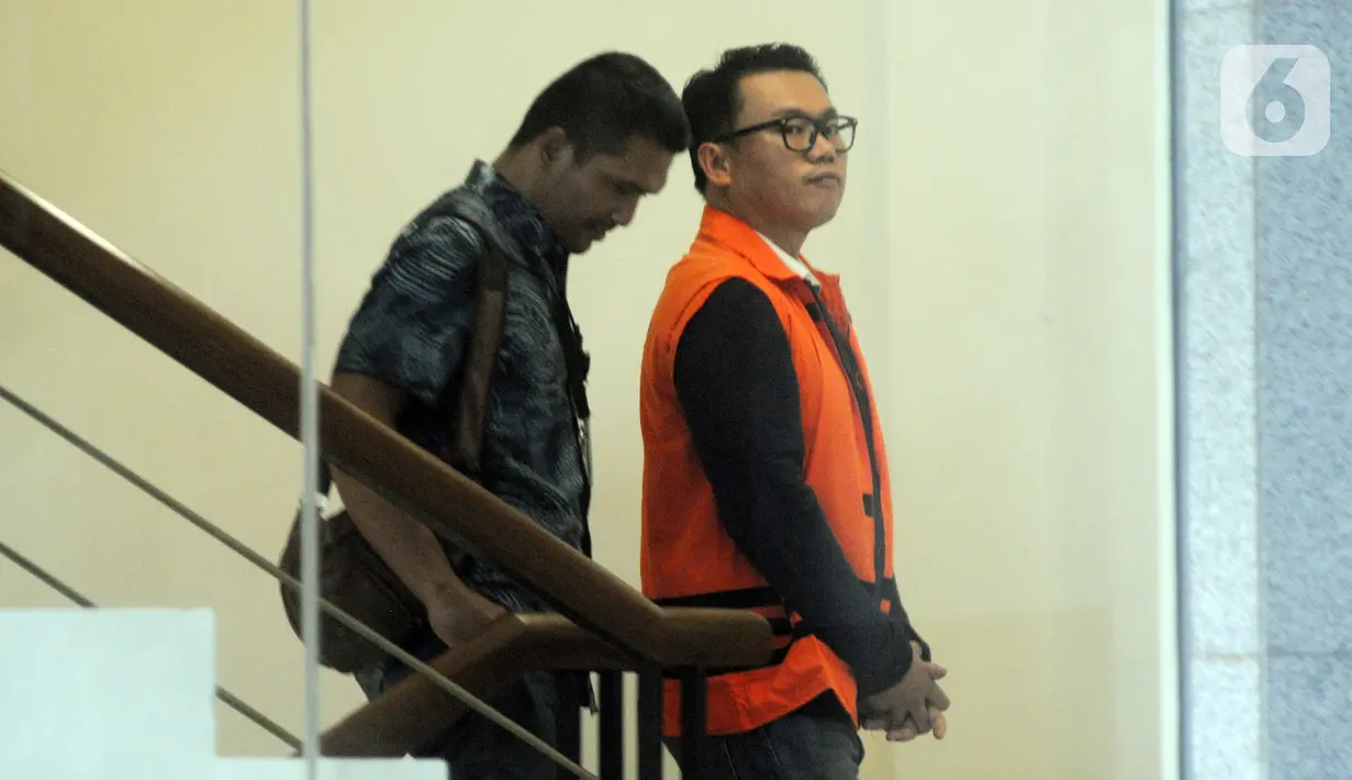 Mantan Dirut Perum Perindo Risyanto Suanda (kanan) saat akan menjalani pemeriksaan di Gedung KPK, Jakarta, Jumat (3/1/2020). Risyanto diperiksa sebagai tersangka untuk melengkapi berkas terkait menerima suap izin kuota impor ikan frozen pacific mackerel atau ikan salem. (merdeka.com/Dwi Narwoko)