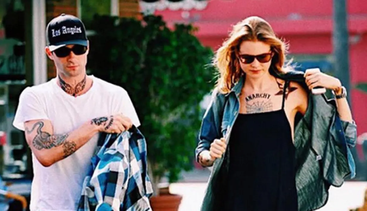 Behati mengunggah sebuah video yang memperlihatkan sang suami tengah membawa makanan yang tengah diinginkannya. Ibu muda itu pun menyertakan tulisan, di mana ia memuji kehebatan sang suami. (Instagram/behatiprinsloo)