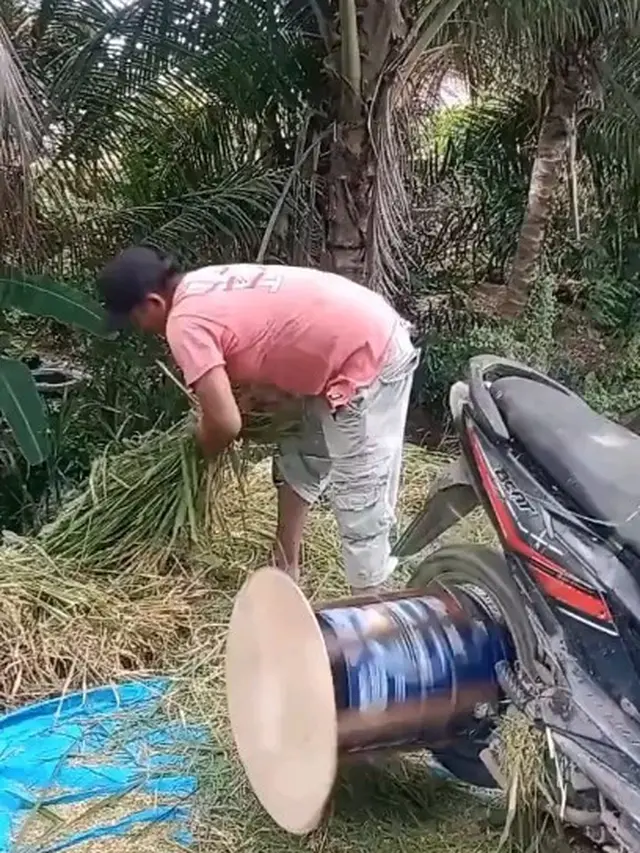 7 Potret Nyeleneh Alih Fungsi Motor, Ada yang Bajak Sawah