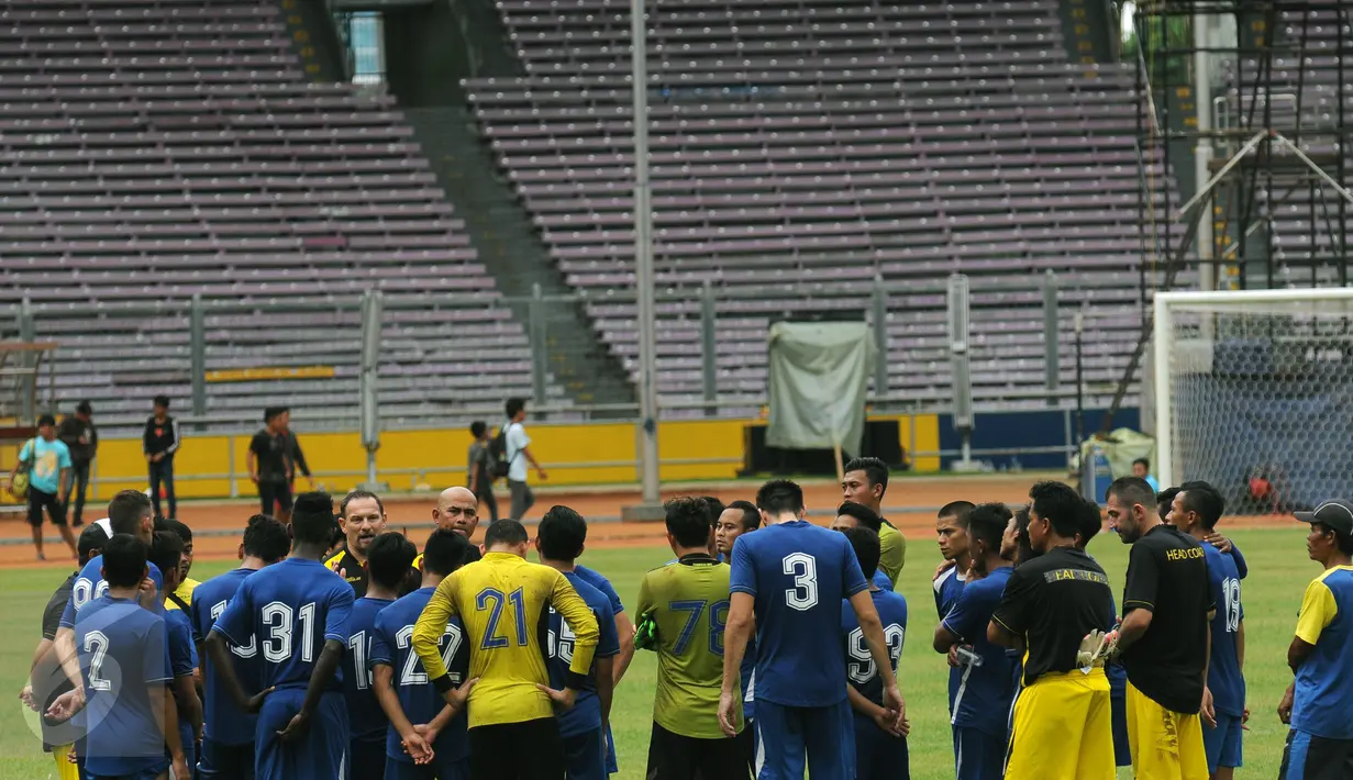 Pemain Persib melakukan evaluasi usai latihan latihan jelang final Piala Bhayangkara 2016 di Stadion GBK Jakarta, Sabtu (2/4/2016). Final Piala Bhayangkara mempertemukan Persib dan Arema Cronus. (Liputan6.com/Helmi Fithriansyah)