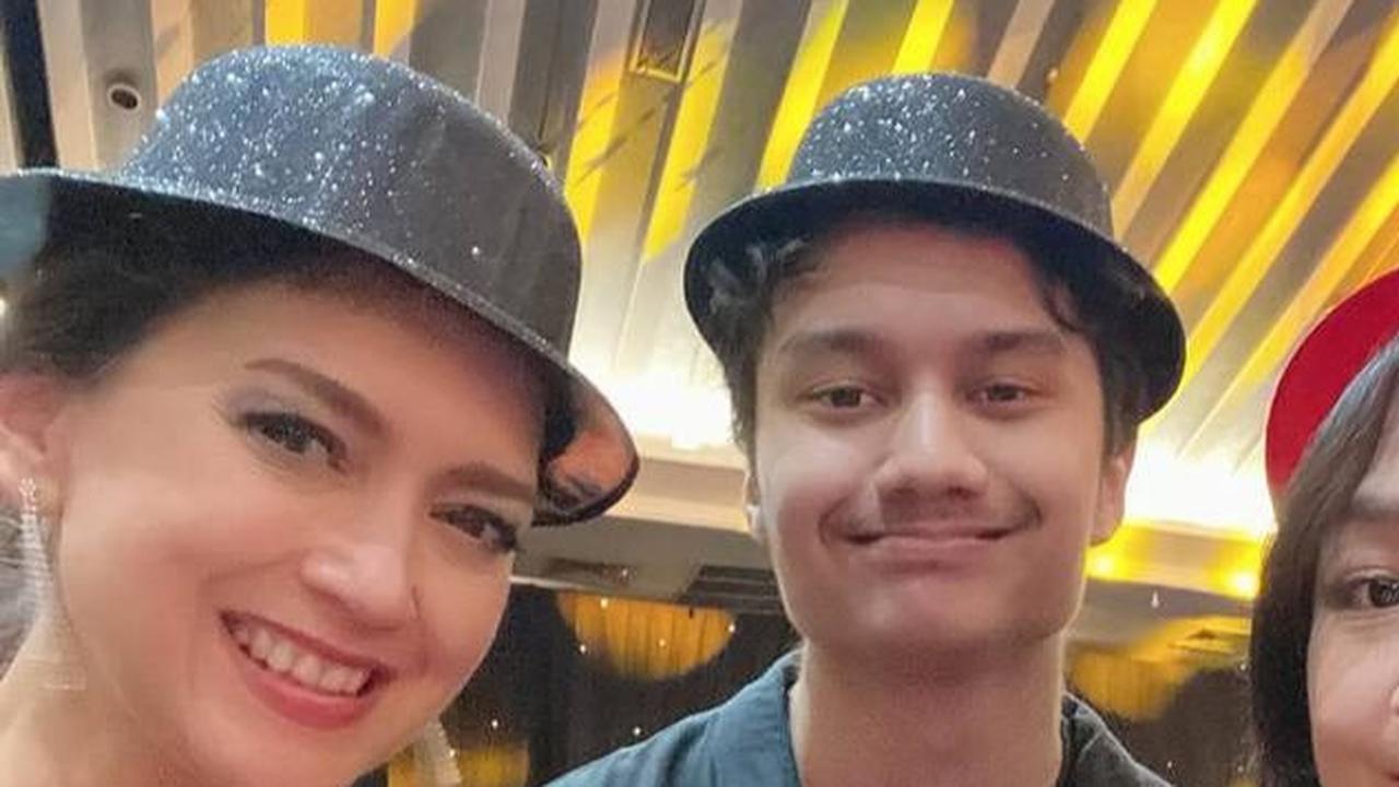 Nonton Konsernya Bareng Mantan Suami, 8 Foto Ira Wibowo Saat Rayakan Malam Tahun Baru 2024 Bersama Keluarga