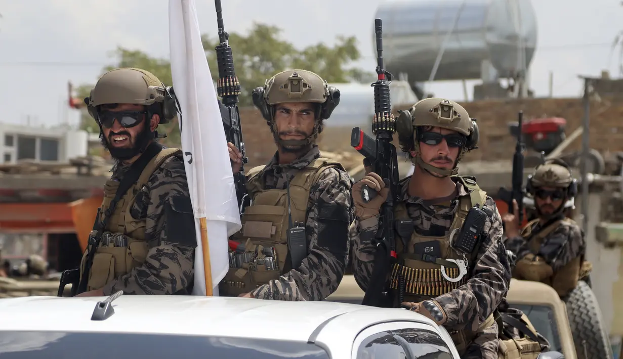 Pasukan khusus Taliban tiba di dalam Bandara Internasional Hamid Karzai setelah penarikan militer AS, di Kabul, Afghanistan, Selasa (31/8/2021).  Taliban menguasai penuh bandara internasional Kabul pada Selasa, setelah pesawat AS meninggalkannya landasan pacu. (AP Photo/Khwaja Tawfiq Sediqi)