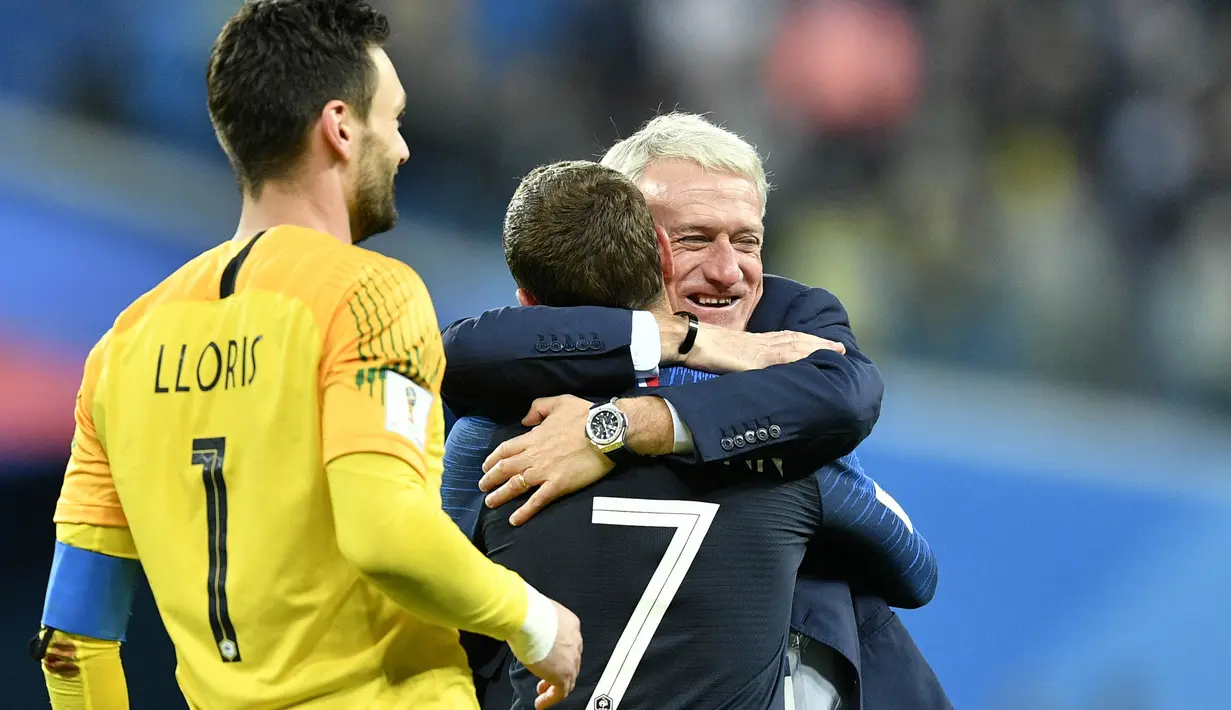 Pelatih Prancis, Didier Deschamps, merayakan kemenangan usai mengalahkan Belgia pada laga semifinal Piala Dunia di Stadion St Petersburg, Selasa (10/7/2018). Prancis menang 1-0 atas Belgia. (AP/Martin Meissner)